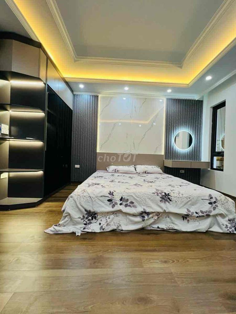 Bán gấp, giá rẻ nhà Đống Đa, vị trí ngon, ngõ rộng, 5 tầng, 40m2