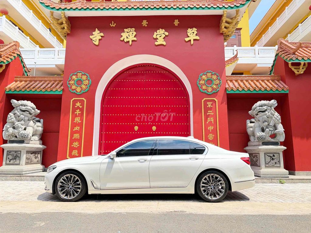 BMW 740Li 2015 белый 5 мест