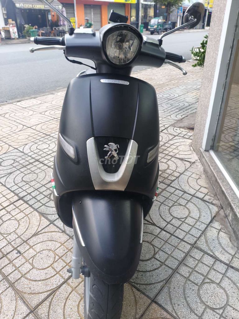 Черный Peugeot Django 2017 в оригинале