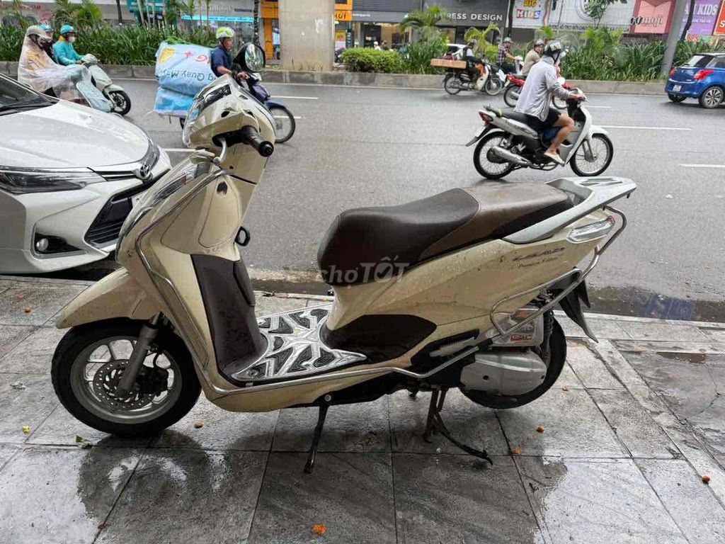 Женская кремовая одежда Honda Lead 2020