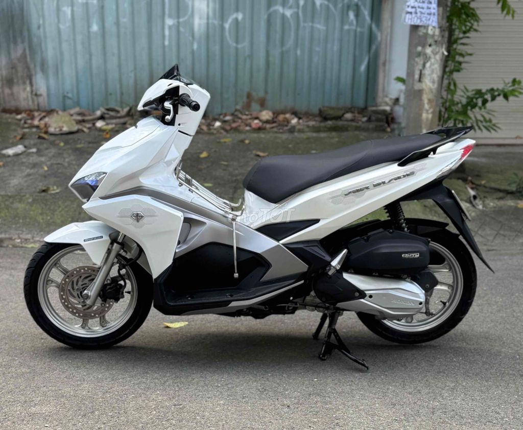 Honda Air Blade 125 moden 2018 Trắng khoá smkey. Mua bán Xe máy tại Quận Gò Vấp Tp Hồ Chí Minh được đăng bởi CHXM 86 chuyên bán xe trả góp hình 11