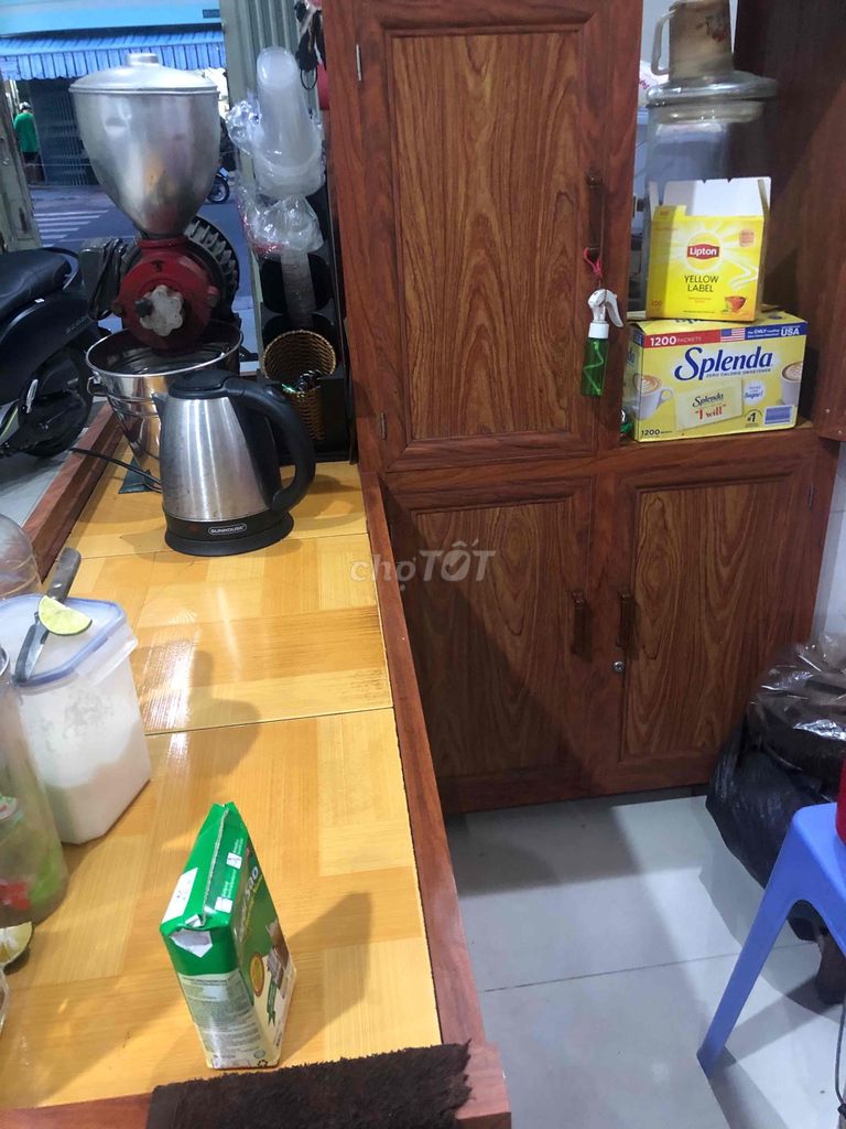 Tủ pha chế trưng bày nhôm giả gỗ nâu. Mua bán Tủ, kệ gia đình tại Thành phố Long Xuyên An Giang được đăng bởi Phương hình 1