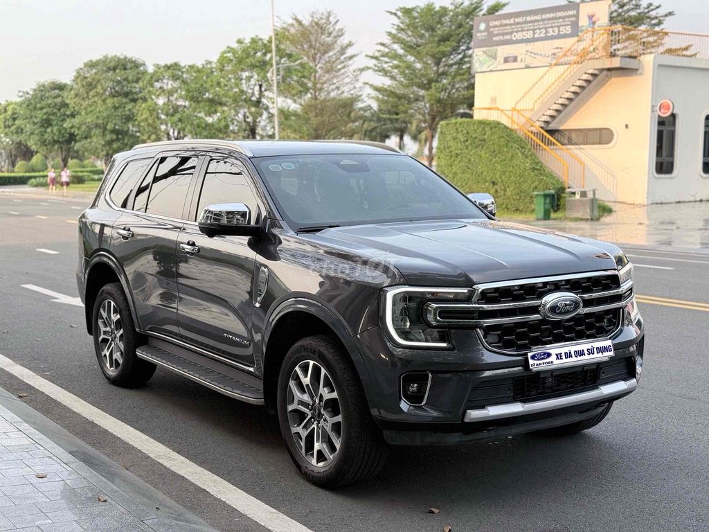 Ford Everest Titanium Xám 7 chỗ 30575 km. Mua bán Ô tô tại Thành phố Dĩ An Bình Dương được đăng bởi Trung tâm xe qua sử dụng Di An Ford hình 1