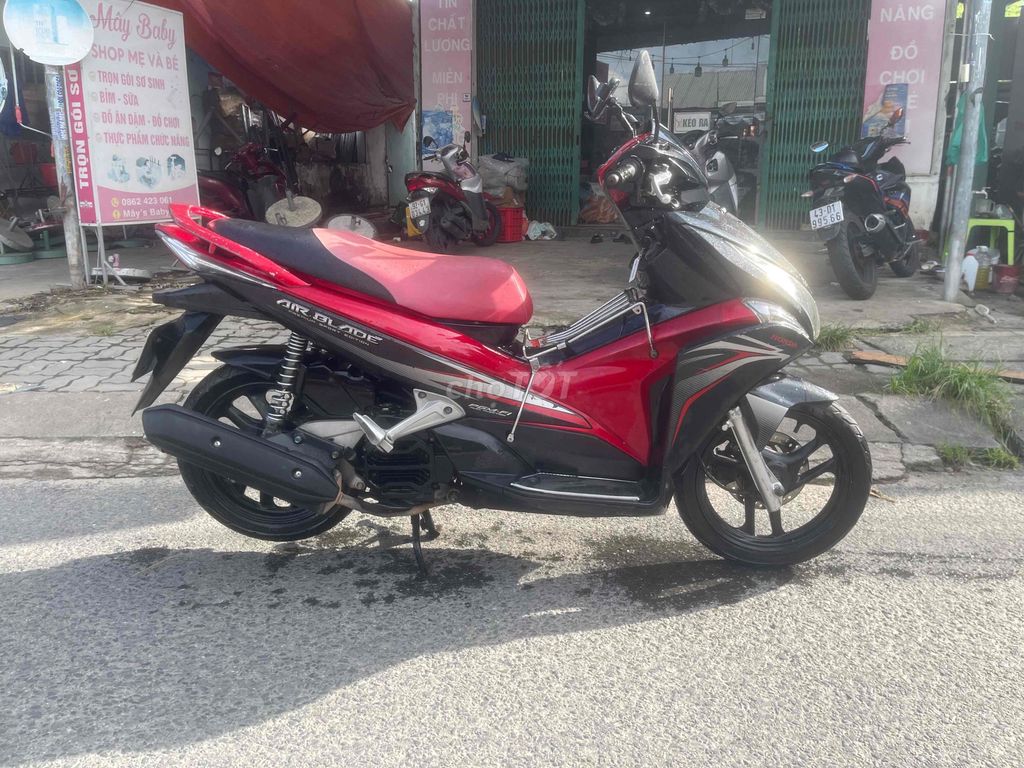 Honda Air Blade 2024 красно-чёрный