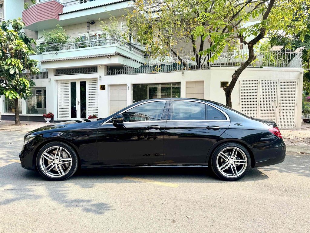 Mercedes Benz E Class 2018 E300 AMG 1 chủ. Mua bán Ô tô tại Quận 8 Tp Hồ Chí Minh được đăng bởi Khoa nguyễn hình 3
