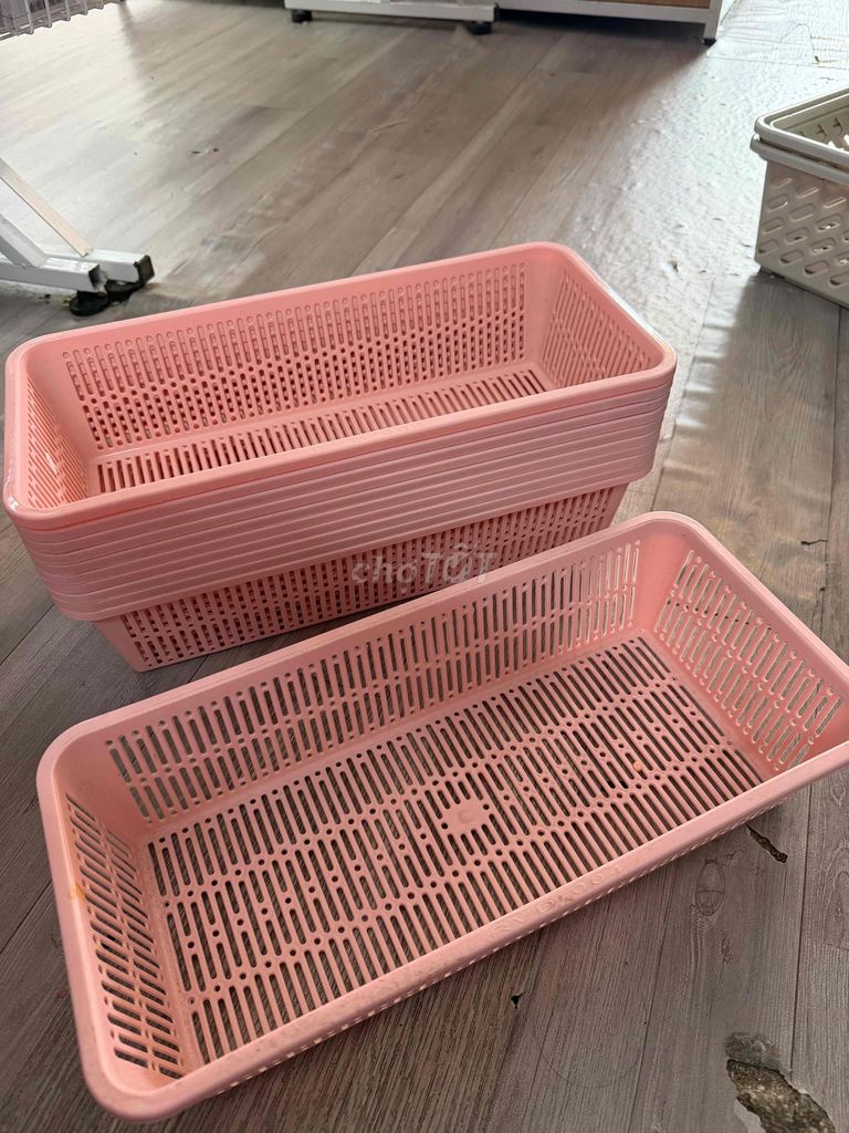 Rổ nhựa chữ nhật màu hồng ( có 10 cái). Mua bán Nội thất, đồ gia dụng khác tại Huyện Nhà Bè Tp Hồ Chí Minh được đăng bởi Như hình 1