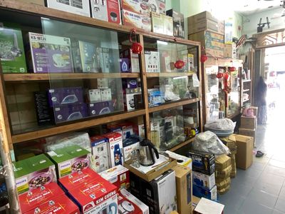 Tủ gỗ kính trưng bày. Mua bán Tủ, kệ gia đình tại Quận 6 Tp Hồ Chí Minh được đăng bởi khang