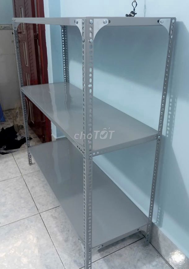 Kệ sắt V4. Chân cao 1.5m, có 3 tầng mâm tôn 40x120. Mua bán Tủ, kệ gia đình tại Quận Bình Tân Tp Hồ Chí Minh được đăng bởi Kệ Thép V Lỗ Đa Năng hình 1
