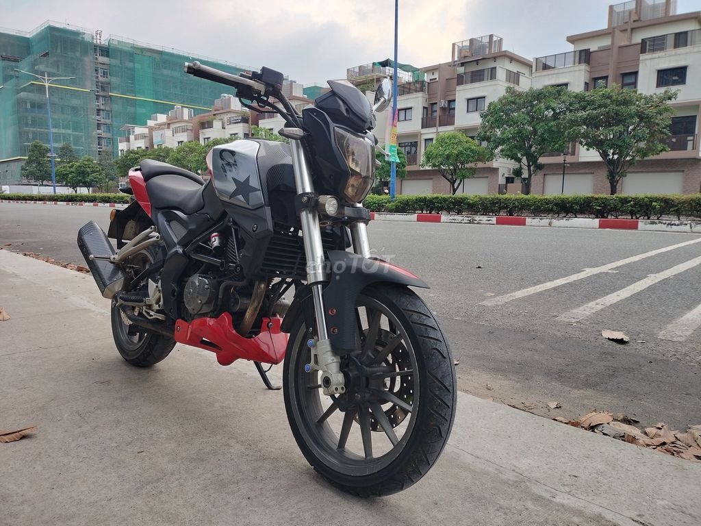 Benneli màu ₫ỏ den. Mua bán Xe máy tại Thành phố Thuận An Bình Dương được đăng bởi Đặng Hà (Hà Đặng HD) hình 1