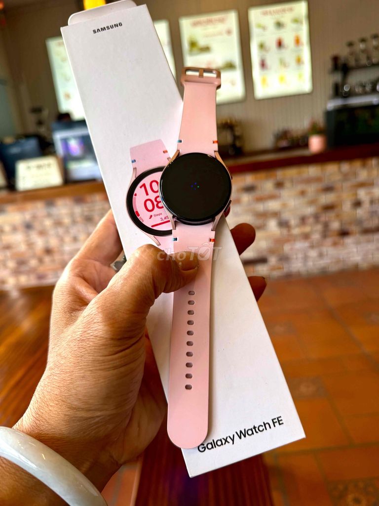 Samsung Watch FE 40mm Hồng Nữ lên tay siêu đẹp. Mua bán Thiết bị đeo thông minh tại Thành phố Đà Lạt Lâm Đồng được đăng bởi Lavie Nguyễn  hình 1