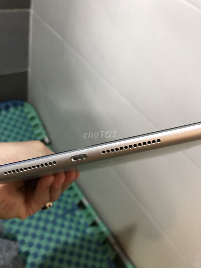 Dư dùng Ipad wifi 9 64G bạc rất mới 135pi