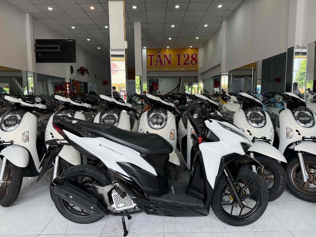 Honda Vario 2022 Trắng 9275 km. Mua bán Xe máy tại Thành phố Rạch Giá Kiên Giang được đăng bởi XE MÁY CŨ TÂN 128 hình 1