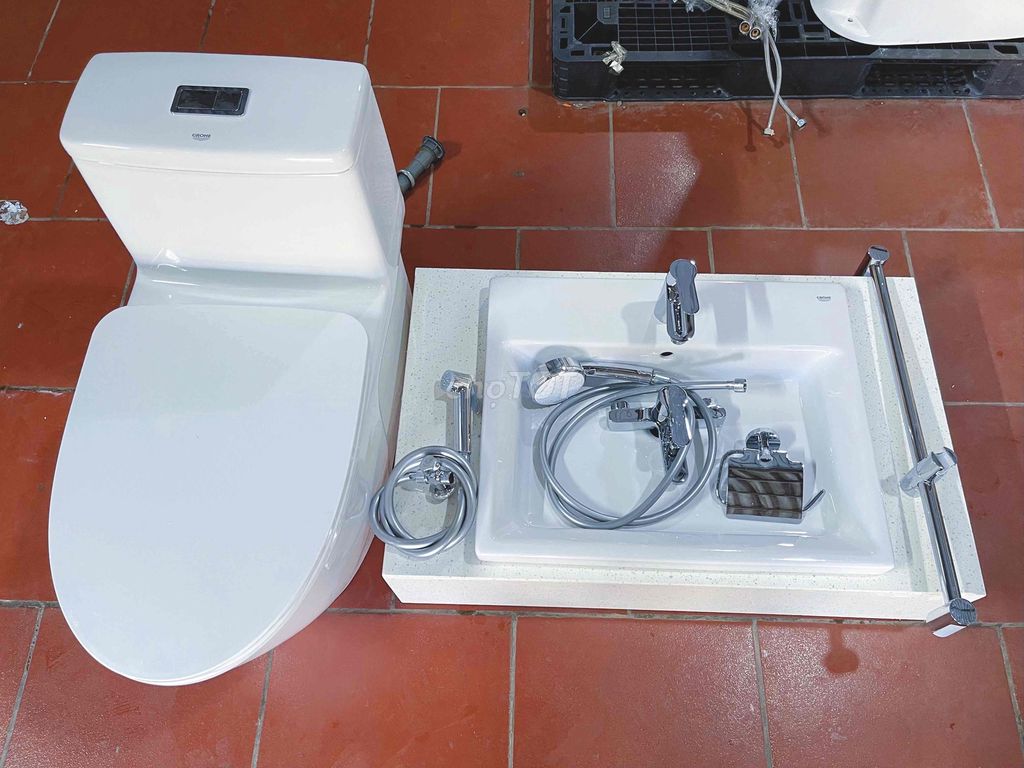 Bồn cầu Grohe liền khối sứ trắng chống bám bẩn. Mua bán Thiết bị vệ sinh, nhà tắm tại Quận Hai Bà Trưng Hà Nội được đăng bởi Quỳnh hình 1