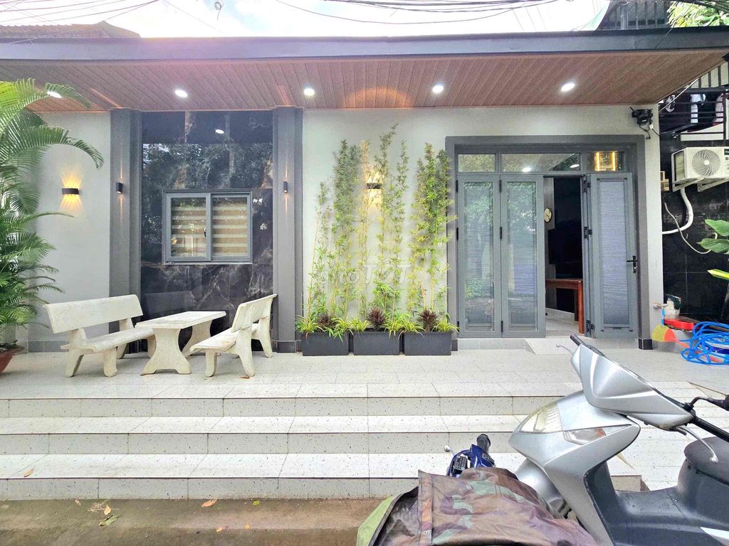 nhà bán đường trước nhà 9 m gần quận 7 , gần khu chiết xuất Tân Thuận