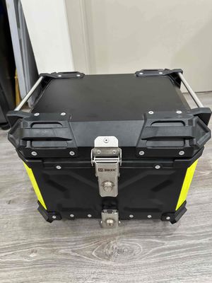 Thùng xe máy Givi 30L Đen