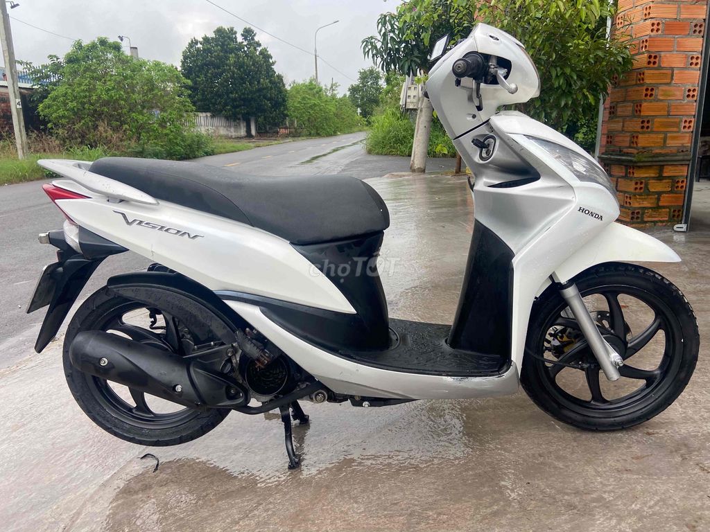VISION MÀU TRẮNG MÁY CHẤT CHẠY NHẸ KHÔNG HÚ BS 76. Mua bán Xe máy tại Huyện Thống Nhất Đồng Nai được đăng bởi CHODONGNAI youtube video hình 4