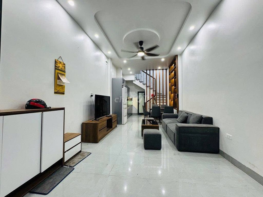 Bán nhà trung tâm Cầu Giấy, thang máy, full nội thất, nở hậu