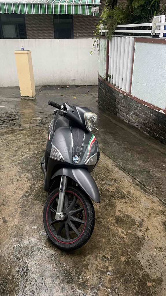 Черный скутер Piaggio Liberty