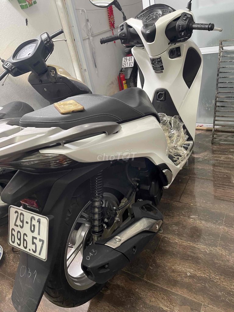 Honda SH 150 chạy đúng 11800km biển 29 nguyên zin. Mua bán Xe máy tại Quận Hoàng Mai Hà Nội được đăng bởi Tuấn Giang hình 2
