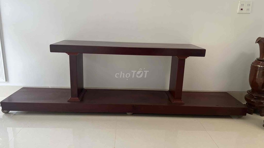 Kệ tivi gỗ màu nâu có bánh xe. Mua bán Tủ, kệ gia đình tại Thành phố Buôn Ma Thuột Đắk Lắk được đăng bởi Na hình 1