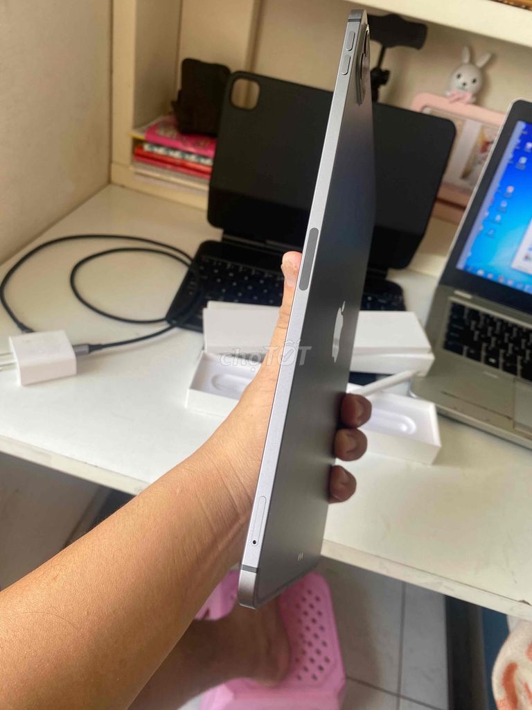 Em cần bán IPAD PRO M1 256g wifi 5g pin 100%