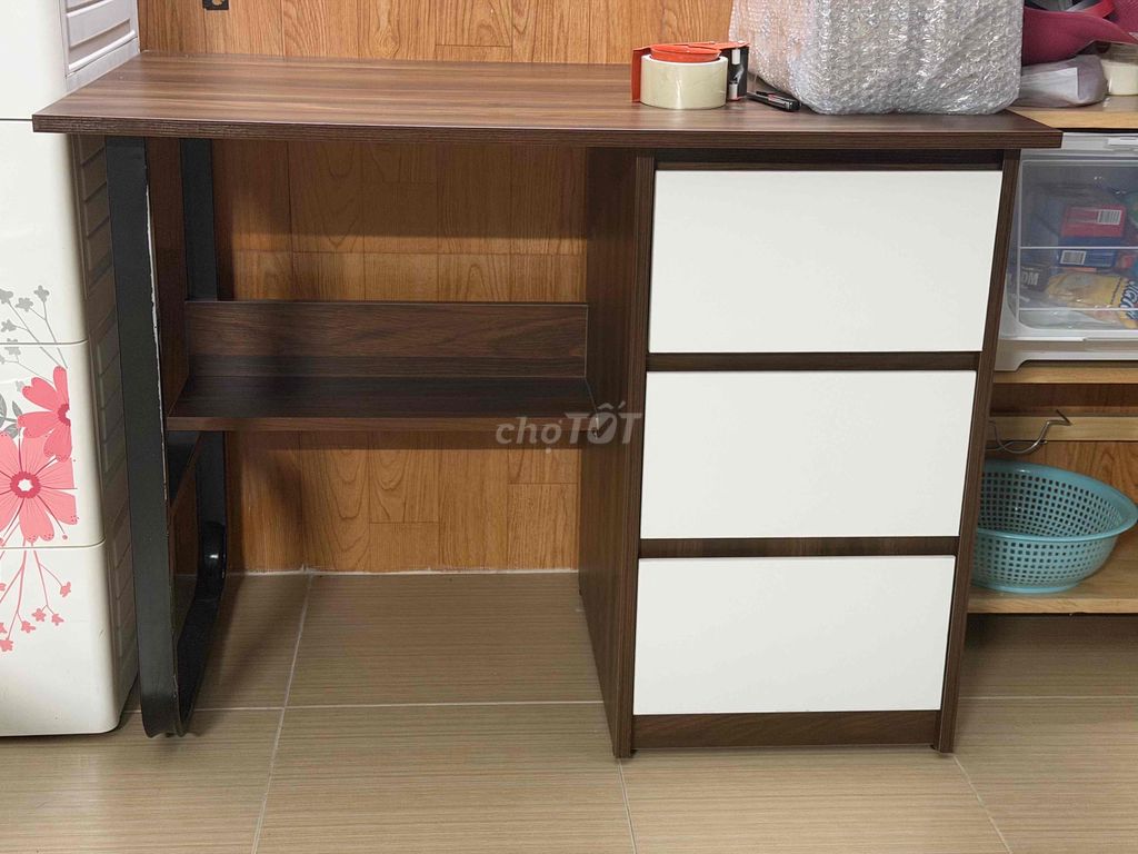 Bàn làm việc IKEA 60x100cm 90%. Mua bán Bàn ghế tại Quận Tân Phú Tp Hồ Chí Minh được đăng bởi Thuỳ Dương hình 1