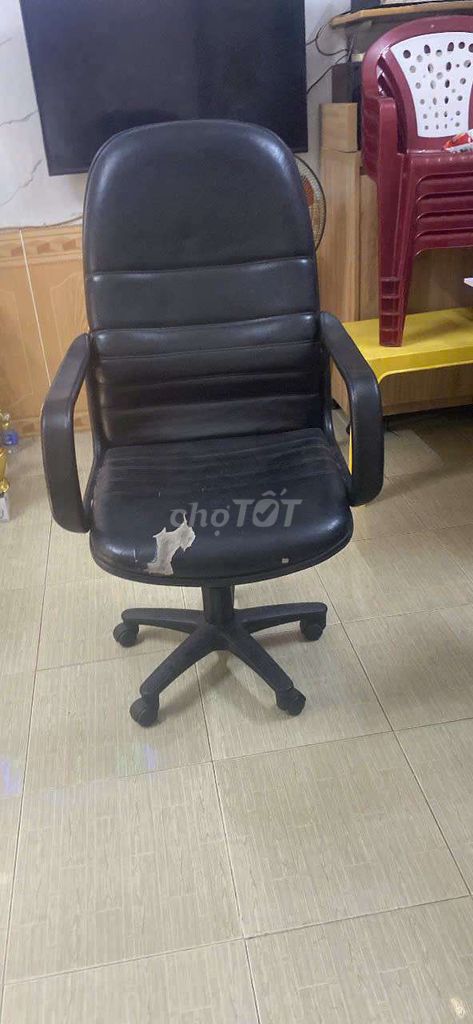 Ghế xoay văn phòng Đen Da Đã sử dụng. Mua bán Đồ dùng văn phòng tại Huyện Hòa Vang Đà Nẵng được đăng bởi Minh hình 1