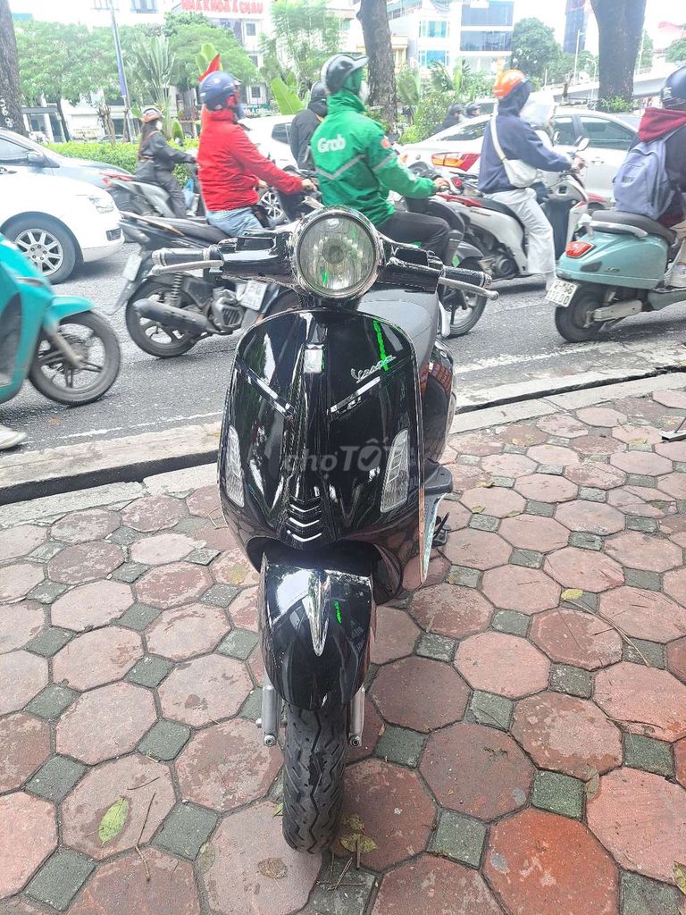 Xe máy điện Vespa màu Đen. Mua bán Xe điện tại Quận Đống Đa Hà Nội được đăng bởi Thiên Hương hình 2