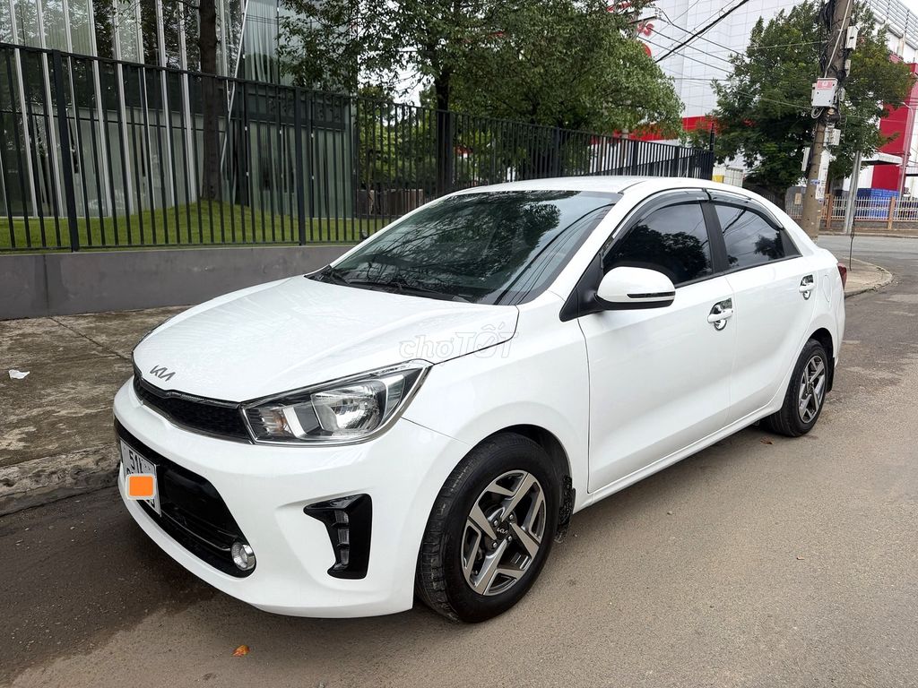 Женский автомобиль KIA SOLUTO 2023 белый 1.4MT с цинковым колесом
