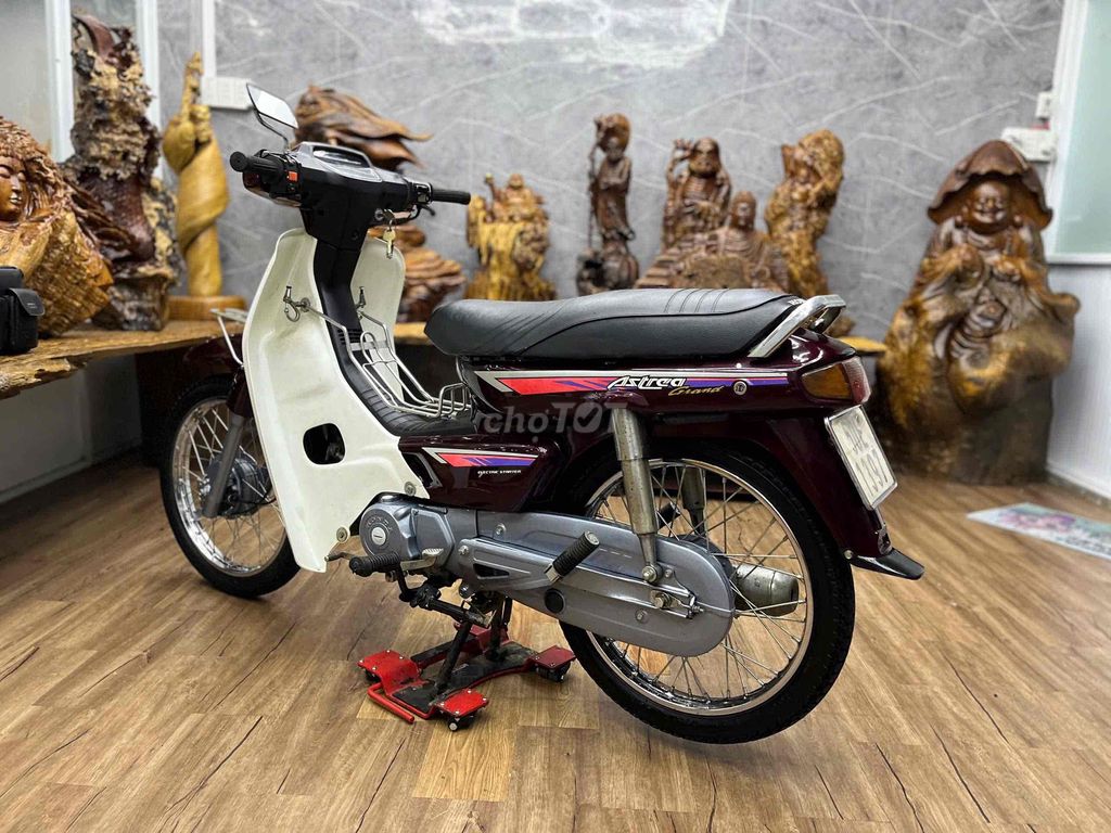 Honda C100 с сайгонскими номерами, целый пластик, тихий мотор