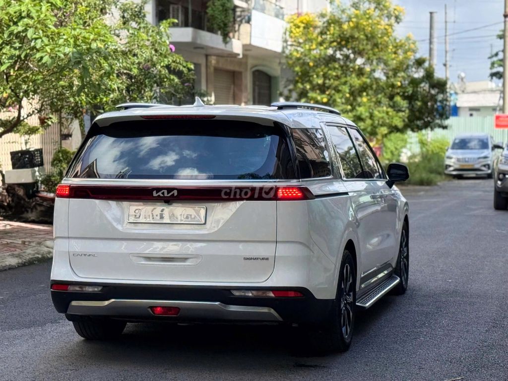 Kia Carnival Signature 7-местный белый
