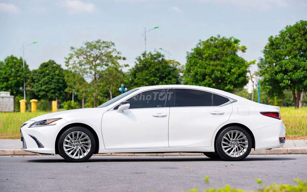 Lexus ES250 sản xuất 2022. Mua bán Ô tô tại Quận Đống Đa Hà Nội được đăng bởi Phú Việt hình 3