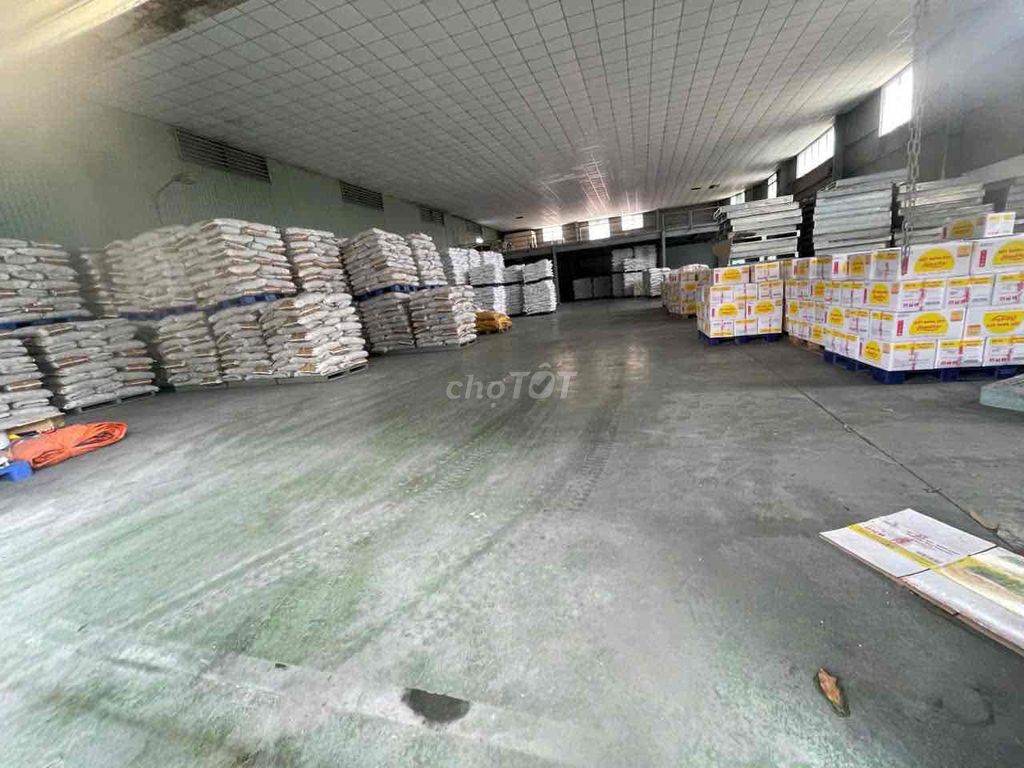 Cho Thuê Kho Xưởng  Dg quốc lộ 1A BÌNH TÂN DT 1100 m2 giá 132tr pccc