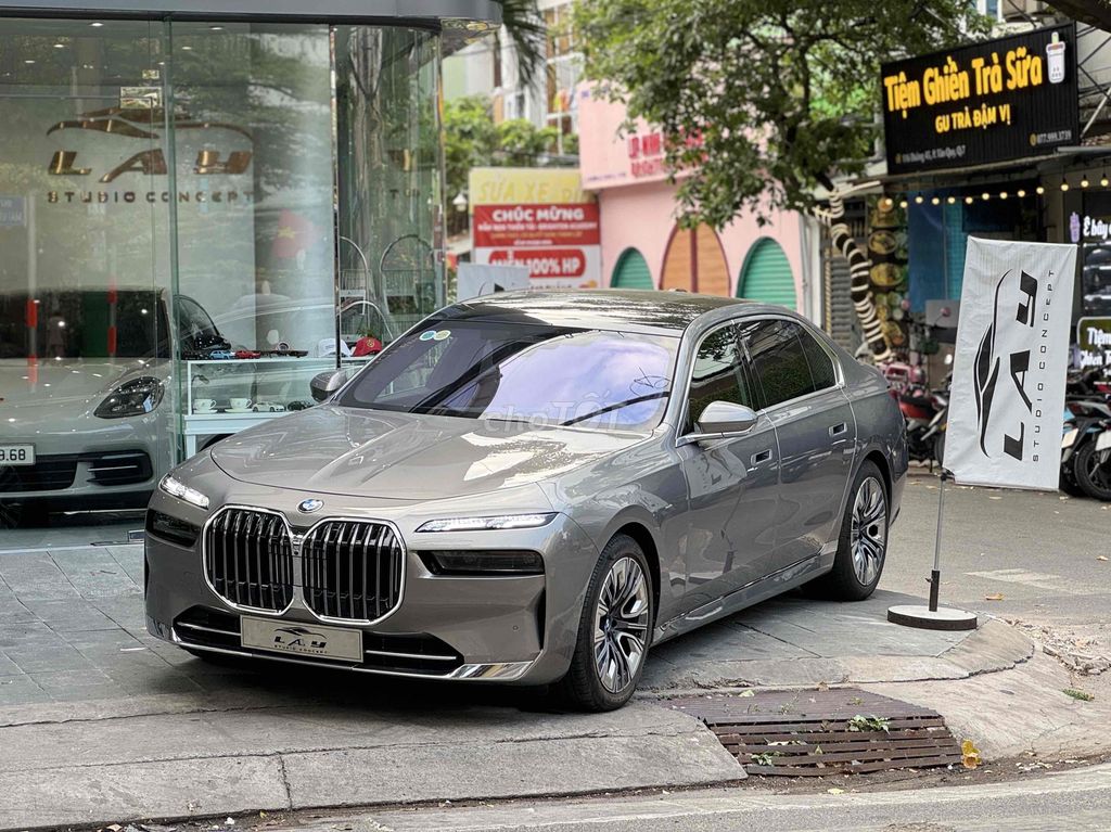 BMW 740i Pure Excellence Model 2024 - 1135 km