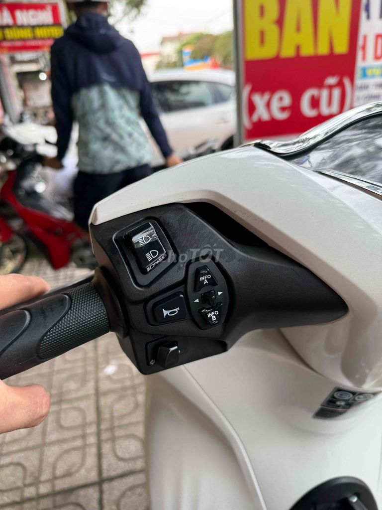 SH 2023 cọp trum mền 2k km mơi keng. Mua bán Xe máy tại Thành phố Buôn Ma Thuột Đắk Lắk được đăng bởi Ngô quốc Việt  hình 13