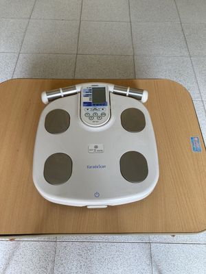 Cân OMRON HBF 903 đo chỉ số cơ thể và cân nặng .