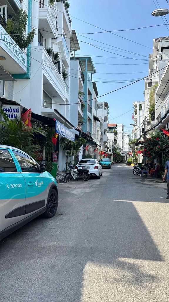 7 tỷ x 60m2, 5 tầng, XE HƠI 7 chỗ vào nhà, Khu VIP gần CV Làng Hoa