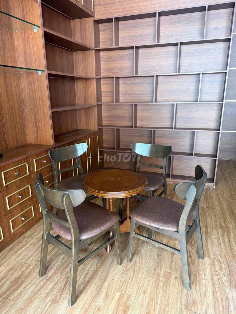 Thanh lý full nội thất shop đẹp – kệ gỗ 3m + quầy. Mua bán Tủ, kệ gia đình tại Thành phố Thủ Dầu Một Bình Dương được đăng bởi Dũng Anh hình 1