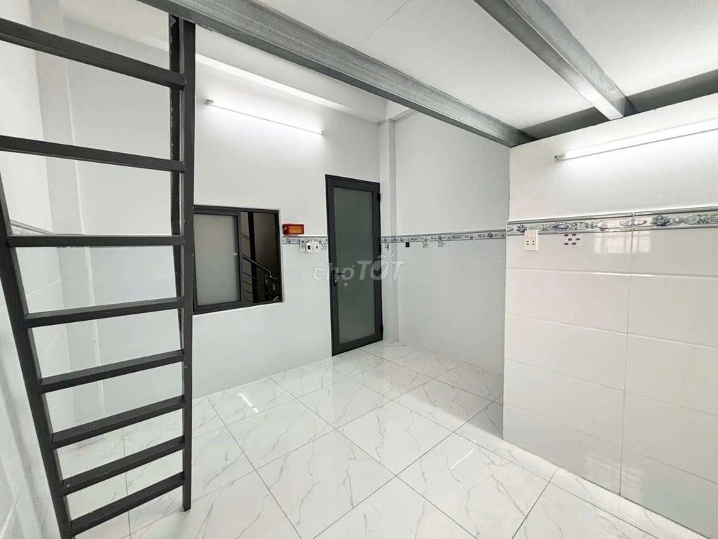 Phòng gác lững. máy lạnh 