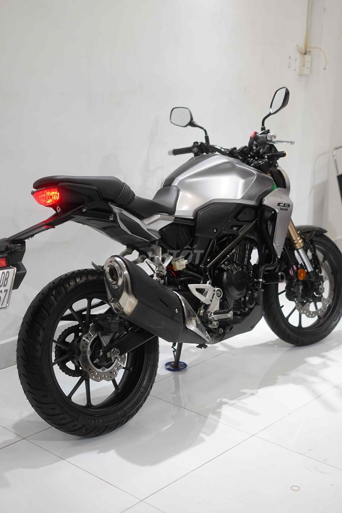 Honda CB300R Bạc 10000 km. Mua bán Xe máy tại Quận 12 Tp Hồ Chí Minh được đăng bởi Thiên Tài hình 7