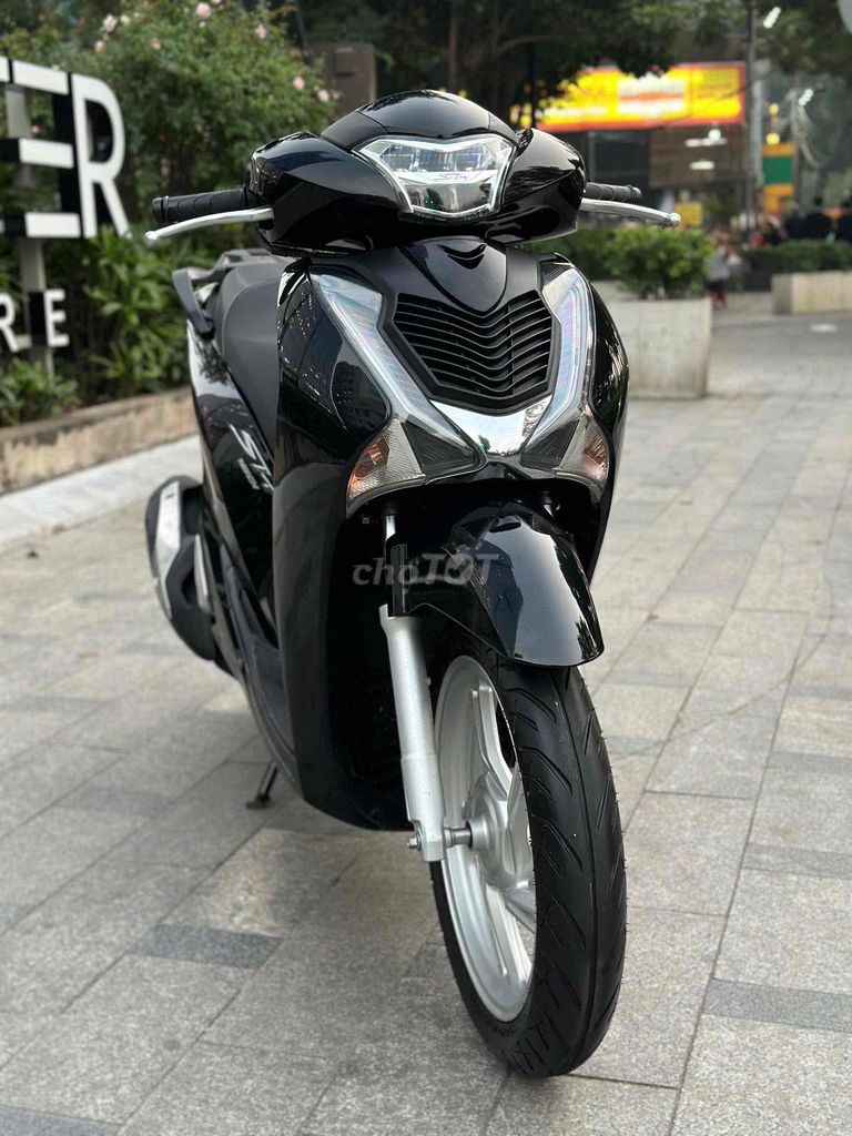 Cần bán SH 150 ABS 2018 màu đen cực đẹp, cực chất. Mua bán Xe máy tại Quận Đống Đa Hà Nội được đăng bởi Xe Máy Vượng Trung hình 3