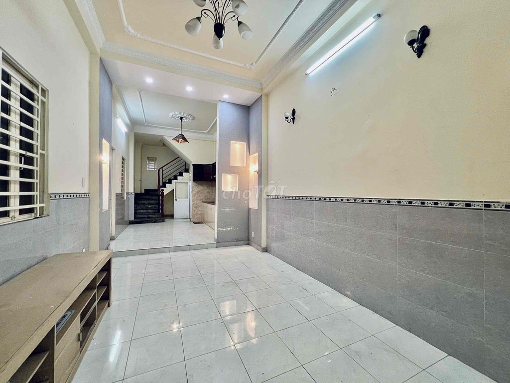 Аренда дома, 4 спальни, переулок для машины, рядом с Etown Cộng Hòa