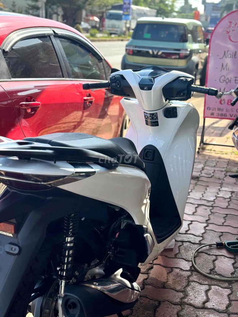 Honda SH 125i Trắng Zin êm. Mua bán Xe máy tại Thành phố Buôn Ma Thuột Đắk Lắk được đăng bởi Khánh Ng hình 4