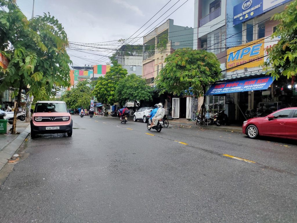 Three-storey house with shop space on Trần Cao Vân — photo 1