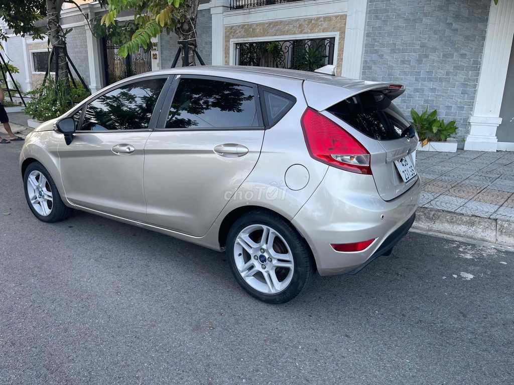 Автоматический золотой песок Ford Fiesta 2011 объемом 1,6 л