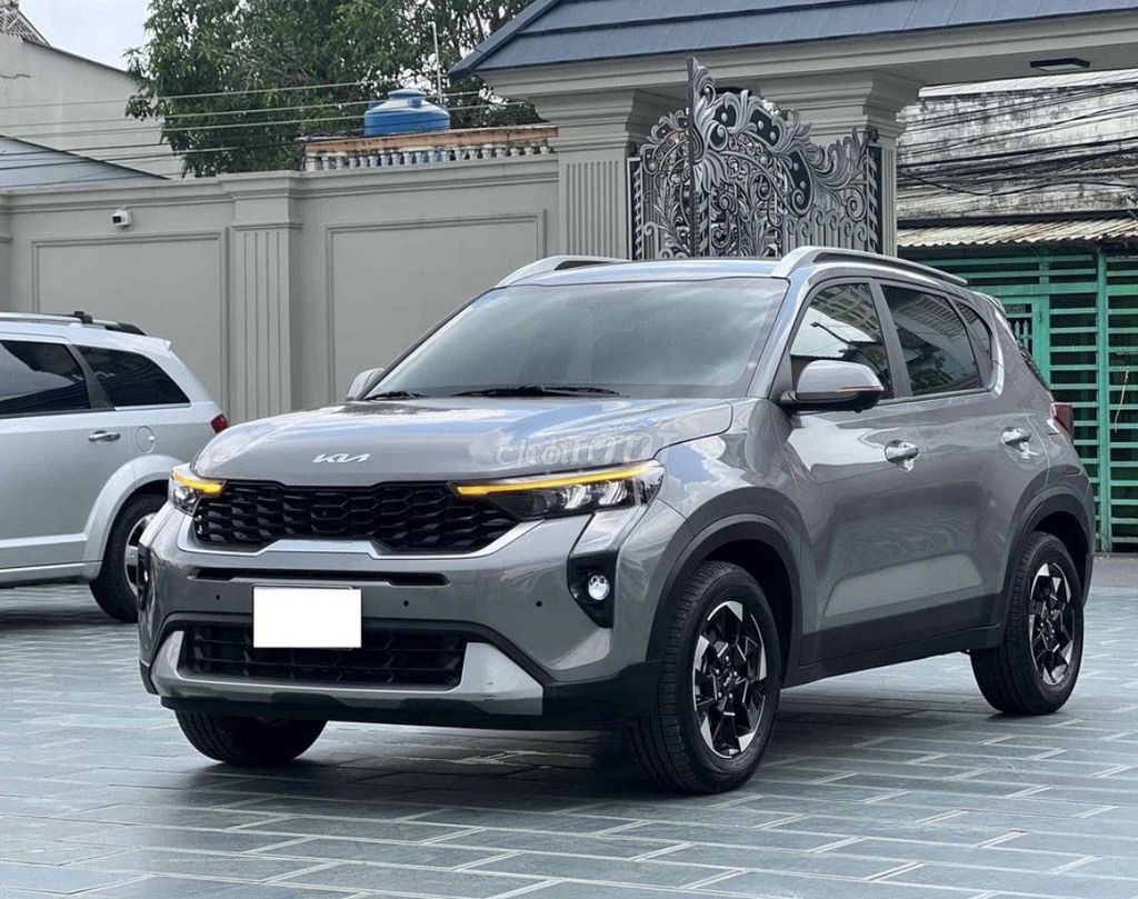 Kia Sonet 2024 1.5 AT, роскошный серый, 17000 км