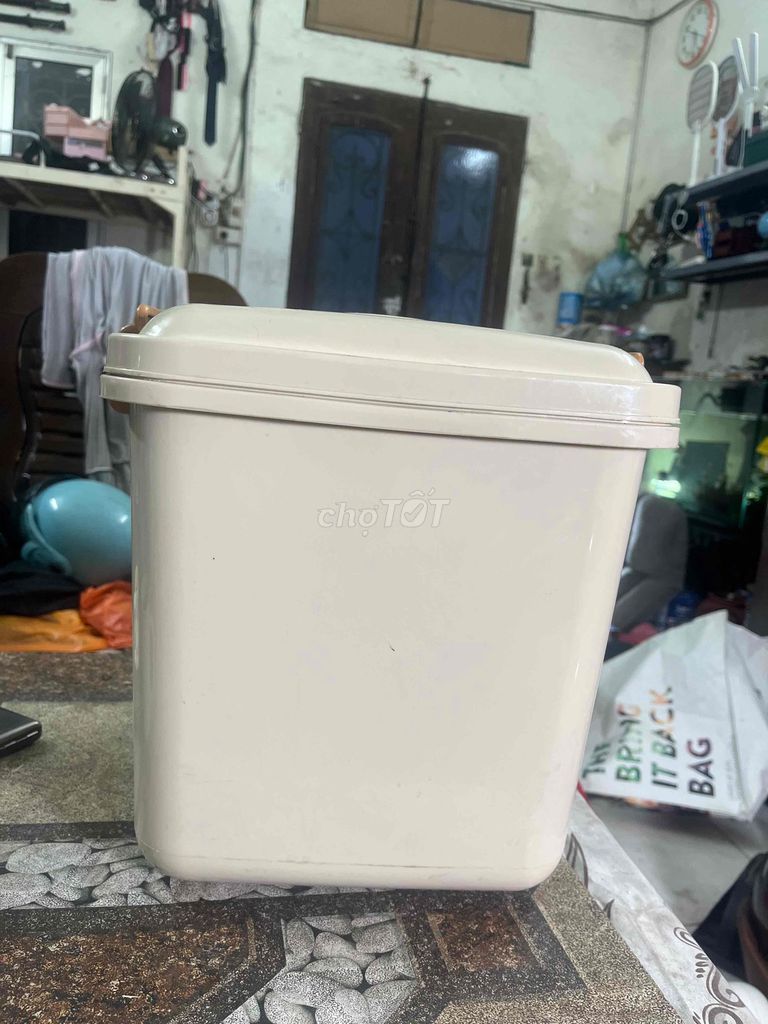 Thùng gạo Bền Kem Giữ gạo khô ráo. Mua bán Dụng cụ nhà bếp tại Quận Hoàng Mai Hà Nội được đăng bởi Kairiyeudau hình 1