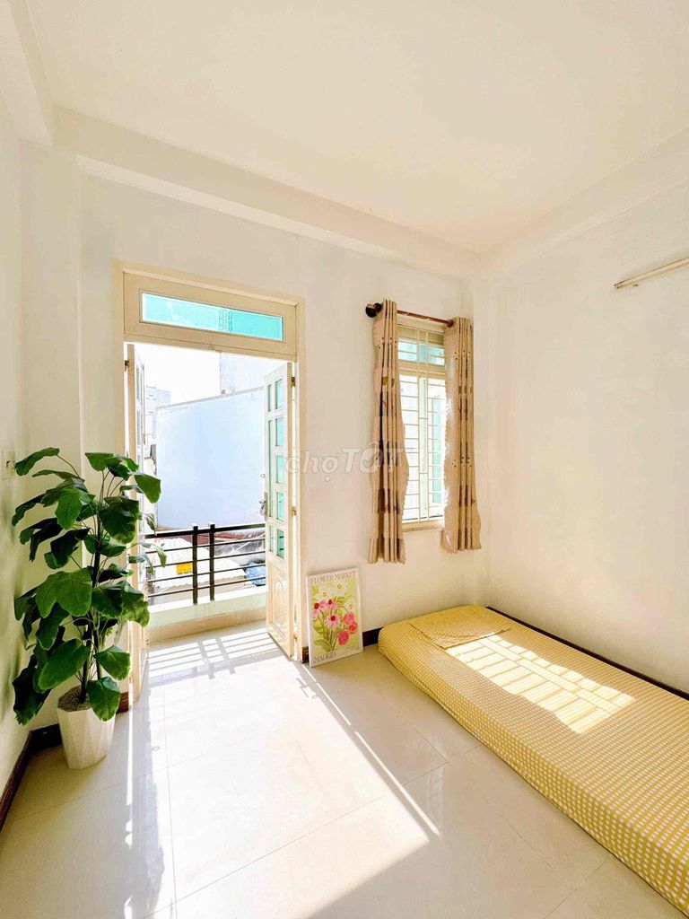 STUDIO BAN CÔNG ĐÓN NẮNG SIÊU XINH GẦN UFM