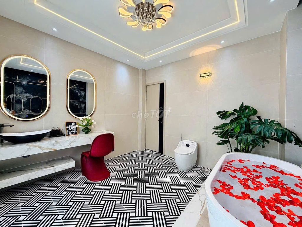 Красивый дом с видом на парк Данг Туи Трам, 5x13 м, 2 этажа и терраса