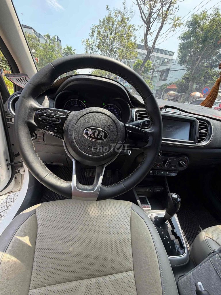 Kia Soluto белый 120000 км